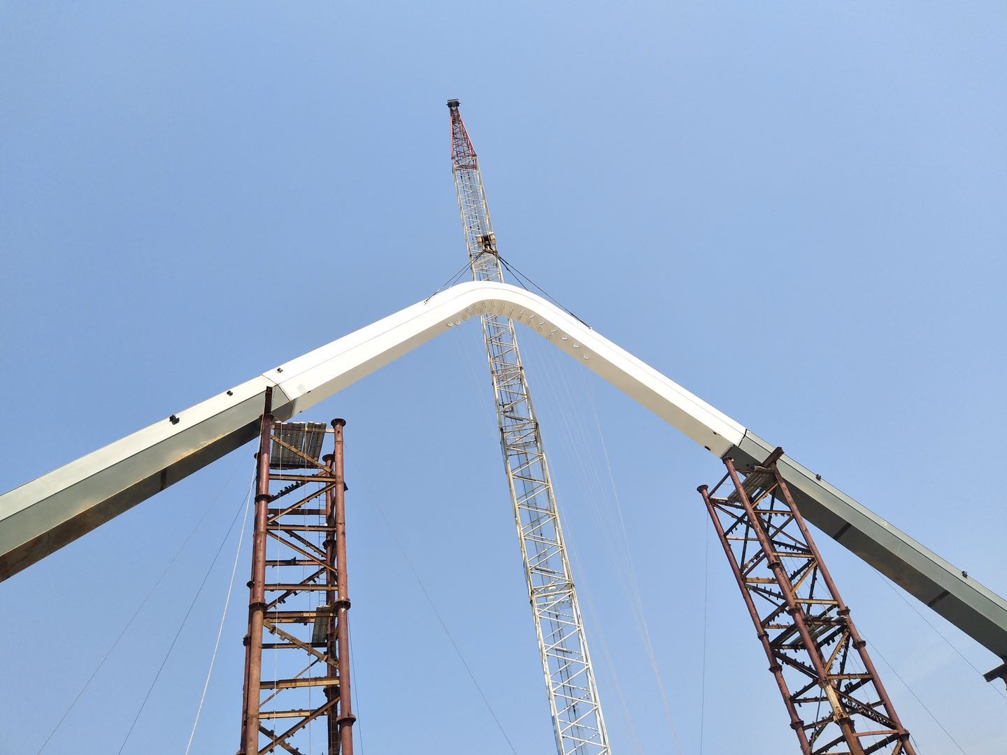 紫荊路跨龍王港河橋順利完成主拱合龍！