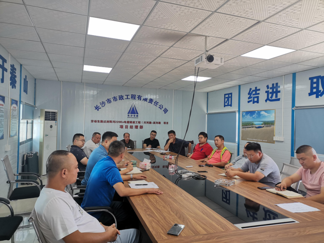 獻禮國慶 | 勞動(dòng)東路過(guò)瀏陽(yáng)河220kV電纜隧道工程頂進(jìn)設備順利完成吊裝！